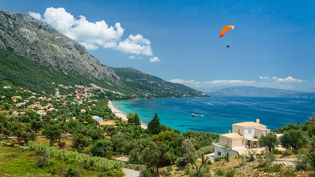 Paraglider vor der Küste der Insel Korfu