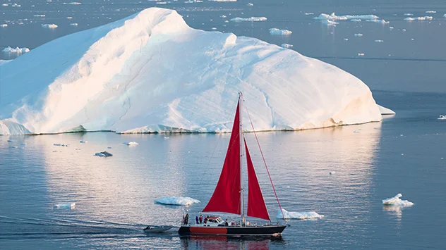 Segelboot vor Eisberg