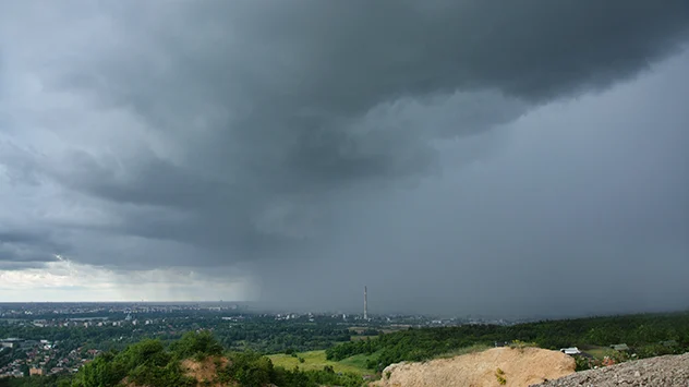 Schwere Gewitterfallböen werden als Downburst bezeichnet. Hier ist der Niederschlagskern in der Nähe einer Stadt zu sehen.