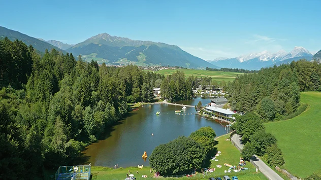 Der Natterer See bei Innsbruck mit Blick auf die Tiroler Alpen