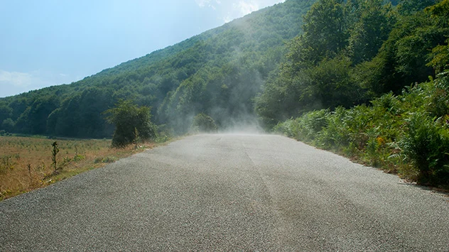 Durch die starke Sonneneinstrahlung erwärmt sich die Asphaltdecke schnell. Die Restfeuchte auf der Fahrbahn verdunstet.