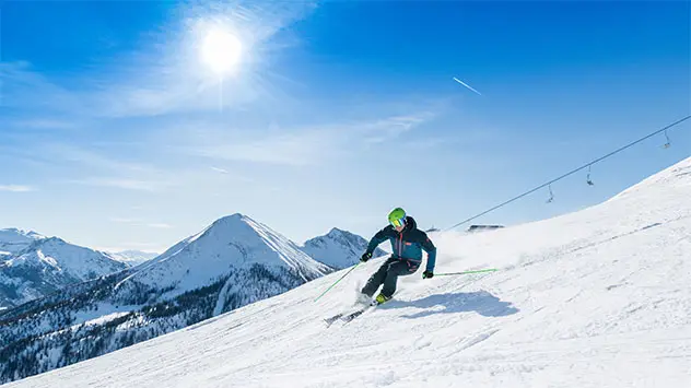 Skifahrer in den Bergen um den Achensee