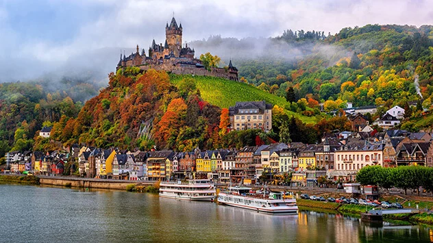 Blick über die Burg und die Mosel in Cochem