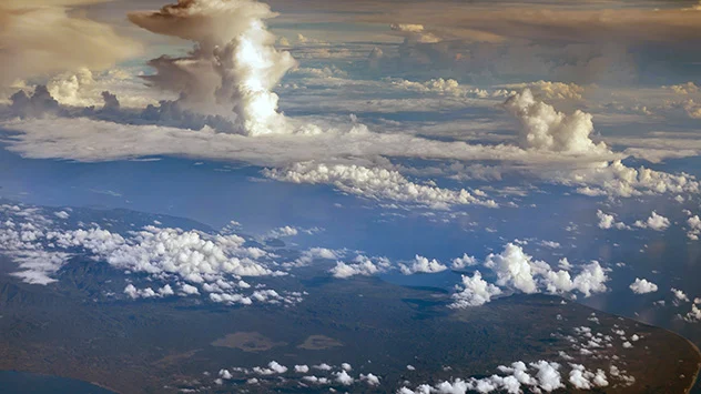 Luftaufnahme von Wolken mit gewaltigen Wolkentürmen in Papua-Neuguinea