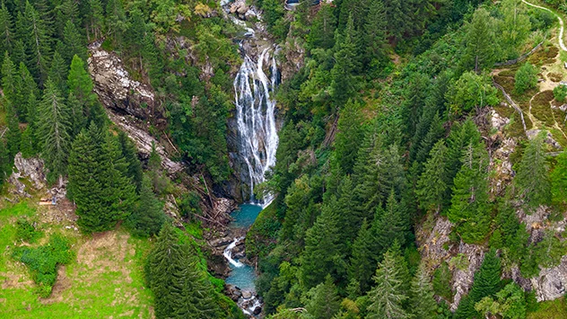 Der Wasserfall „Hölle“ im Pflerschtal zählt zu den eindrucksvollsten Naturschauspielen der Region. 