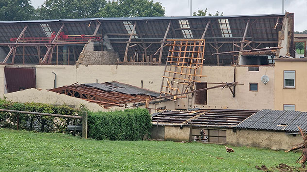 Im Ort in der Südeifel wurden etwa 15 Dächer abgedeckt. 