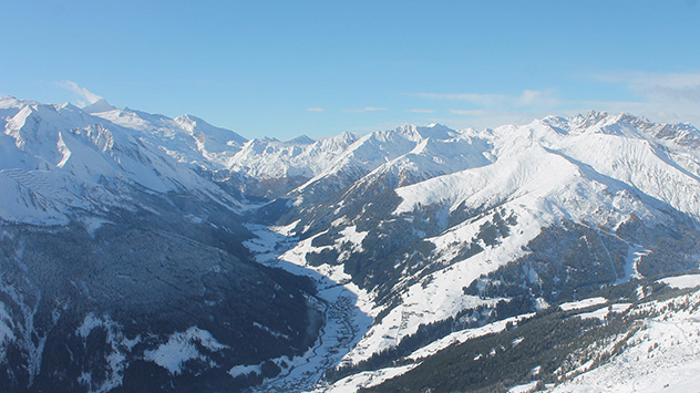 Der Blick über das Tuxertal in Tirol lässt Vorfreude auf den Winter aufkommen.