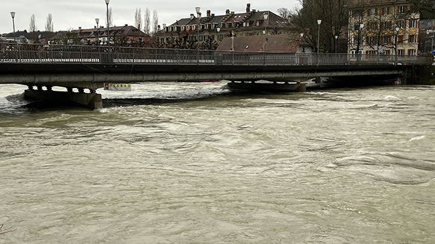 An einigen Flüssen und Seen in der Schweiz herrscht Hochwasser. Der Wasserpegel der Aare in Bern ist kritisch. 