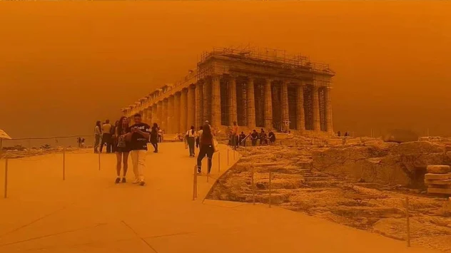 Eine rot gefärbter Himmel über Athen am Dienstag. 
