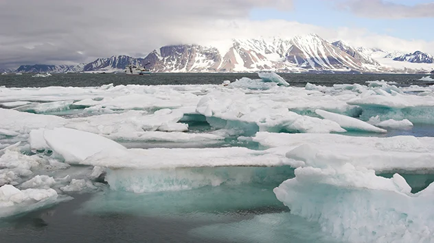 Eisreste im Hochsommer