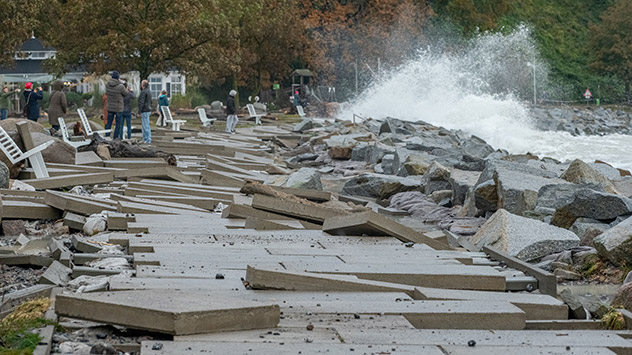 Im Seebad Sassnitz auf Rügen liegen weggeschwemmte Gehwegplatten an der Strandpromenade