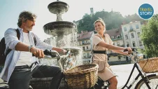Ein Paar erkundet Ljubljana mit dem Fahrrad