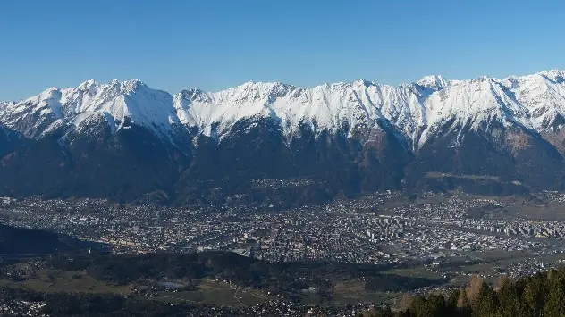 Berge mit Schnee und blauer Himmel. Webcambild von Innsbruck mit der Nordkette