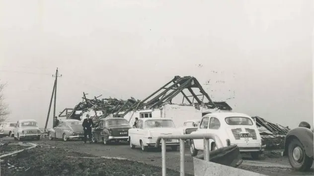 ødelagte bygninger efter tornado