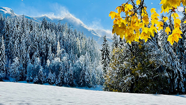 Die Bergwelt in den Alpen zeigt sich momentan tief winterlich.