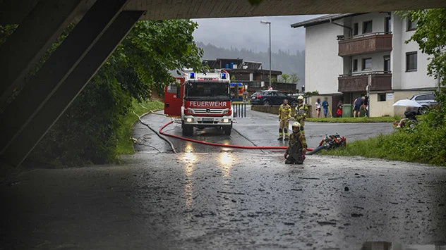 Überflutete Unterführung bei Seefeld in Tirol