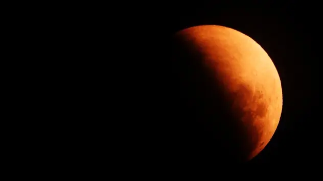 Eclipsă parțială de Lună, vizibilă din România, pe 28 octombrie