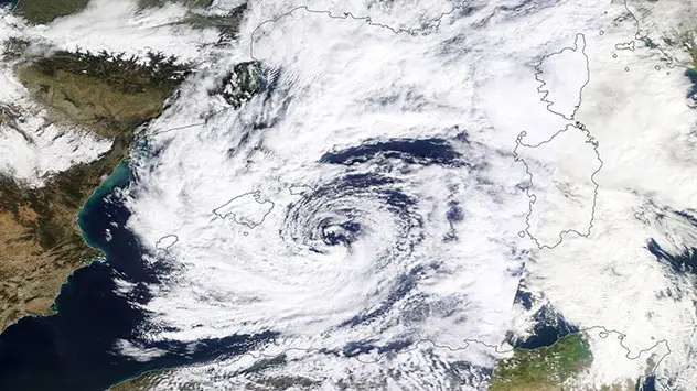 Im Satellitenbild st die Spiralstruktur des Sturmtiefs mit wolkenfreiem Kern zu erkennen.