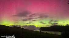 Polarlichter mit Rot- und Violetttönen über Schottland 