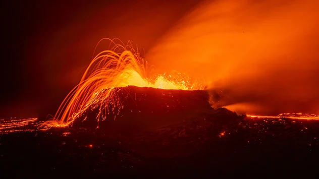 Lava sprüht aus einem Krater am Vulkan nahe der isländischen Stadt Grindavik