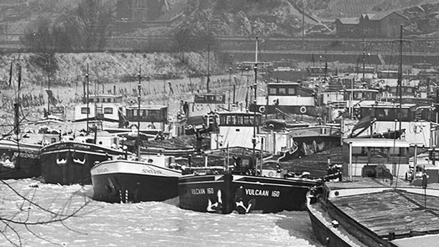 Nichts geht mehr: Am 16 Januar 1963 verhängen die Behörden eine Schifffahrtssperre auf dem Rhein. Dutzende Lastkähne frieren daraufhin ein.