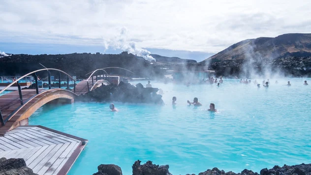 The Blue Lagoon is zeer geliefd bij toeristen en staat bekend om de thermische baden. 