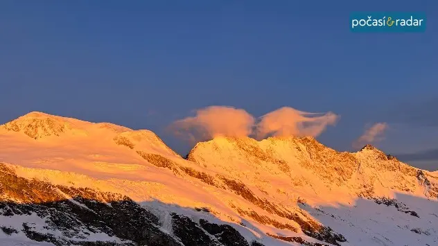 Únorový východ slunce ve Švýcarských Alpách