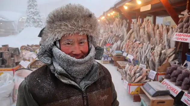 En kuldevant sælger på friluftsmarkedet i Yakutsk den 15. januar, hvor temperaturen var -51 °C.