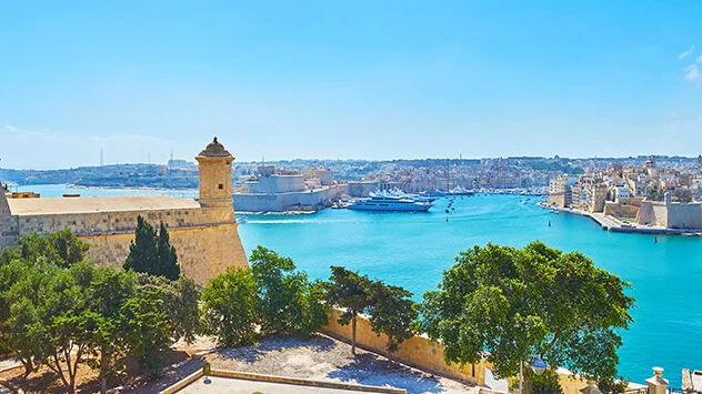 Urlaubstipp für den Vorfrühling: Malta Malta liegt zentral im Mittelmeer, zwischen Sizilien und dem Norden Afrikas.