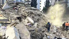 Adana: Zerstörtes Haus, Suche nach Verschütteten