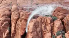 Ein Wasserfall fließt von unten nach oben.