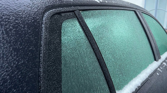 Eispanzer auf dem Auto wegen gefrierendem Regen