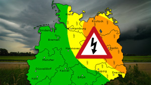 Die Warnkarte zeigt, wo heute das Unwetterrisiko erhöht ist.  (c) Hintergrundbild: Luka Berheide / WeatherChaseTV