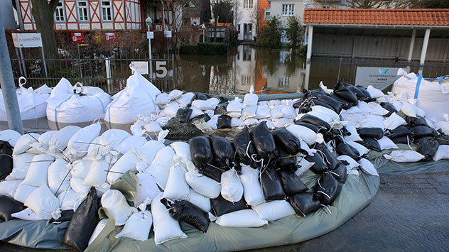 Zahlreiche Sandsäcke schützen die Innenstadt von Wolfenbüttel vor dem Oker-Hochwasser. 