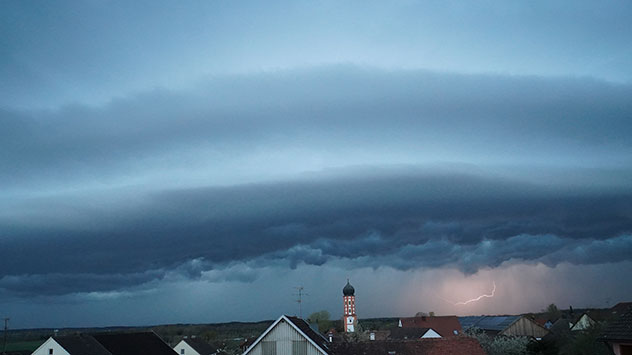 Die Gewitter werden mit vorschreitender Jahreszeit kräftiger. In Hattenhofen verdunkelt sich der Himmel.