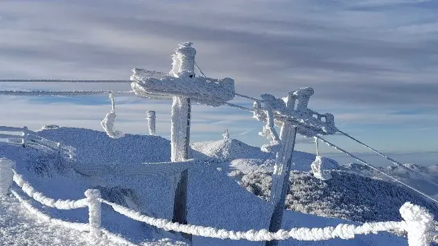 skilifter dækket af tykt lag is