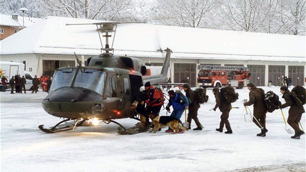 hjælpearbejdere boarder helikopter