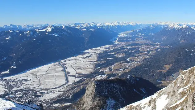 Berge mit Schnee, blauem Himmel und einem Alpental. Webcambild vom Gailtail in Kärnten