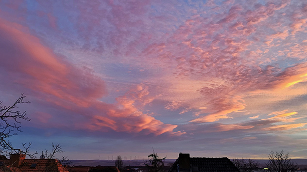 Wolken leuchten in Nordhausen in Pastellfarben nach Sonnenuntergang
