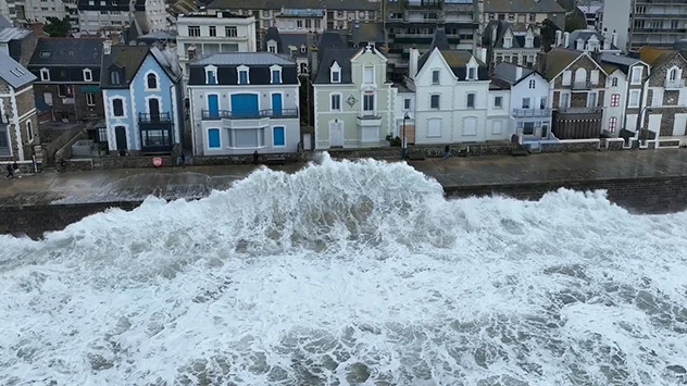 Meterhohe Wellen rollen auf Westküste Frankreichs, wie Drohnenaufnahmen zeigen.