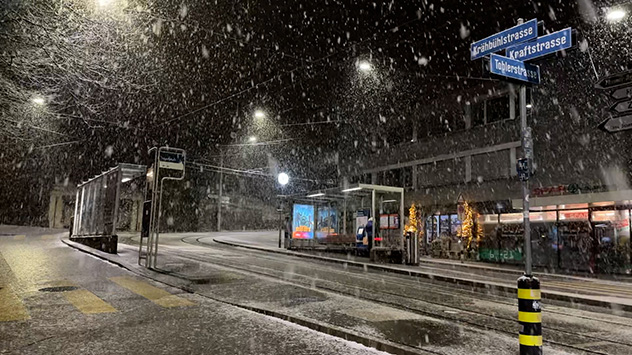 Donnerstagfrüh gibt es einen dicken Flockenwirbel in Zürich.