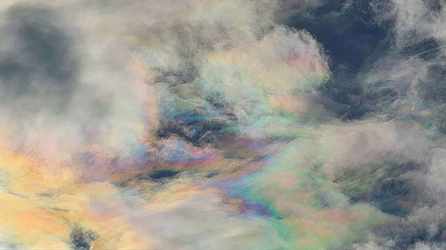 Regenbogenfarbene Wolken