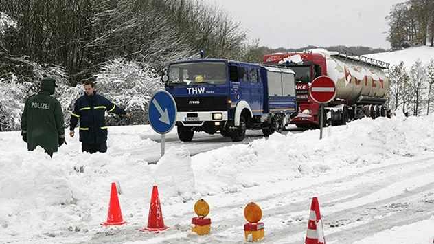 © dpa Schneechaos mit Verkehrsbehinderungen bei Wuppertal