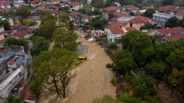 În orașul Volos, cel mai afectat, drumurile s-au transformat în râuri din cauza ploilor torențiale.