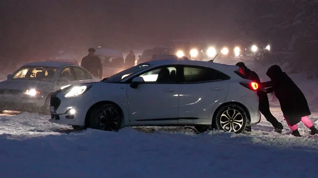 Auto bleibt im Schnee stecken