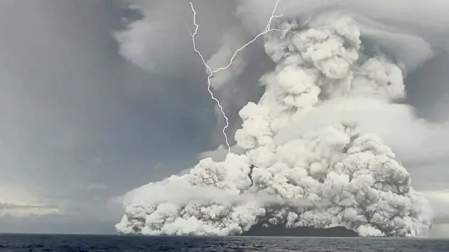 Der Unterseevulkan in Tonga schleudert Asche in die Atmosphäre.