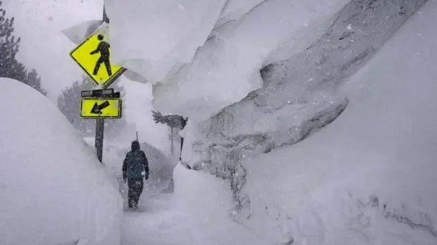 Acumulări masive de zăpadă în zona lacurilor Mammoth din Munții Sierra Nevada, California.