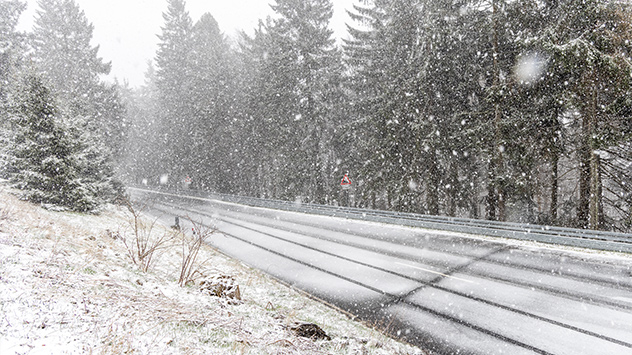 Bei einem kräftigen Schneeschauer ist die Landschaft rund um den Großen Feldberg im Taunus auch wieder winterlich mit einer dünnen Schneedecke.