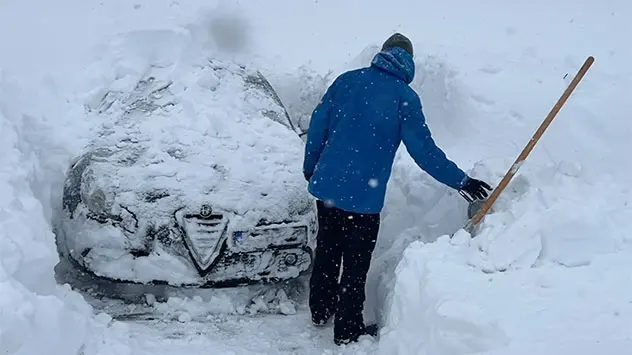 Auto im Schnee versunken