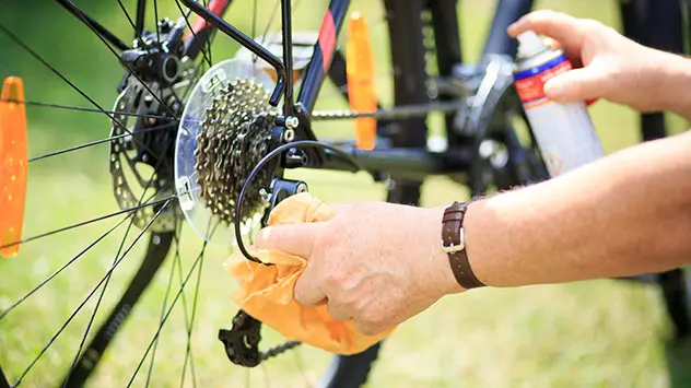 Ein Fahrrad wird geputzt